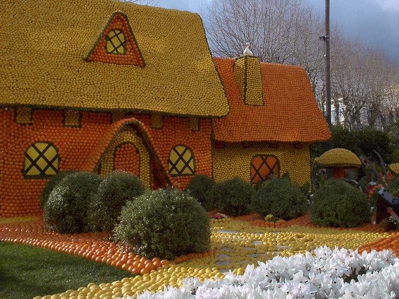 [orange_sculptures_015.jpg]