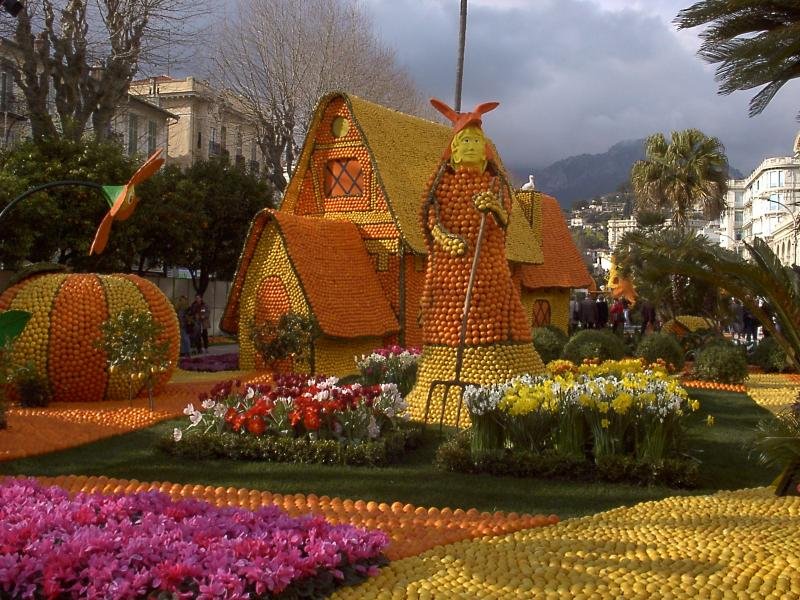 [orange_sculptures_016.jpg]