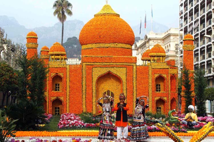 [orange_sculptures_001.jpg]