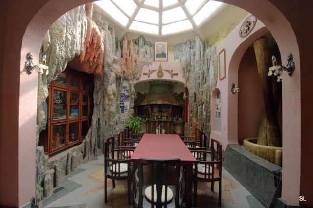 [hang_nga_crazy_house_02.jpg]