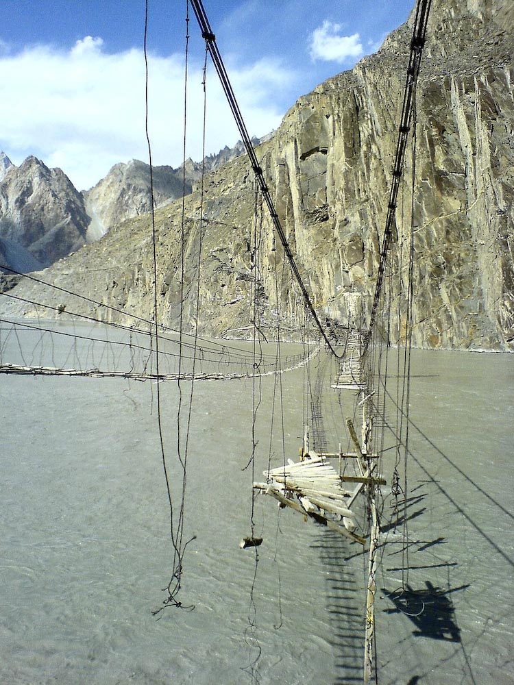 [Most_Dangerous_Rope_Bridges_03.jpg]