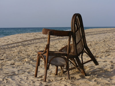 стулья на берегу моря