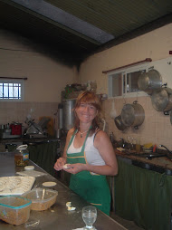 María preparando las empanadas