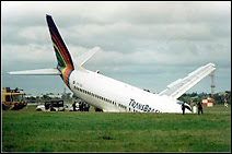 Crash d'un B-737 de la compagnie TransBrasil à Porto Alegre le 27 février 2000 suite à un orage. 20 passagers furent blessés.