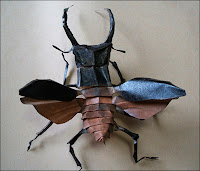 Un coléoptère créé en papier par Taketori, maître japonais du Kiri-origami.