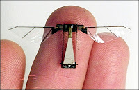 Robot-insecte volant comme une mouche développé par Robert Wood à l'Université d'Harvard. Bzz, bzz.