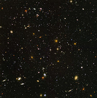 Le ciel profond photographié par Hubble. Chaque tache allongée représente une galaxie. Il y en a des milliards dans toutes les directions et à perte de vue. Document HST.