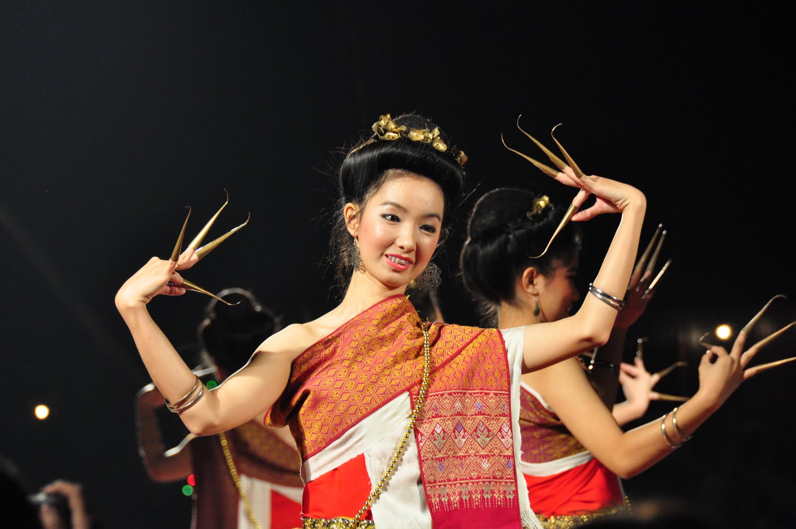 Тайцы видео. Тайланд культура. Национальный танец Тайланда. Национальные танцы Таиланда. Танцы в Таиланде.