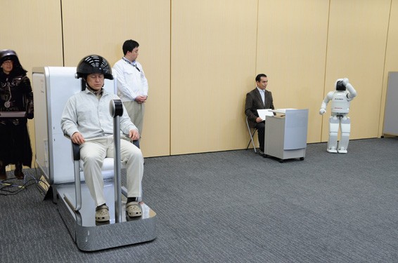 [honda-bmi-asimo01-dark-helmet.jpg]