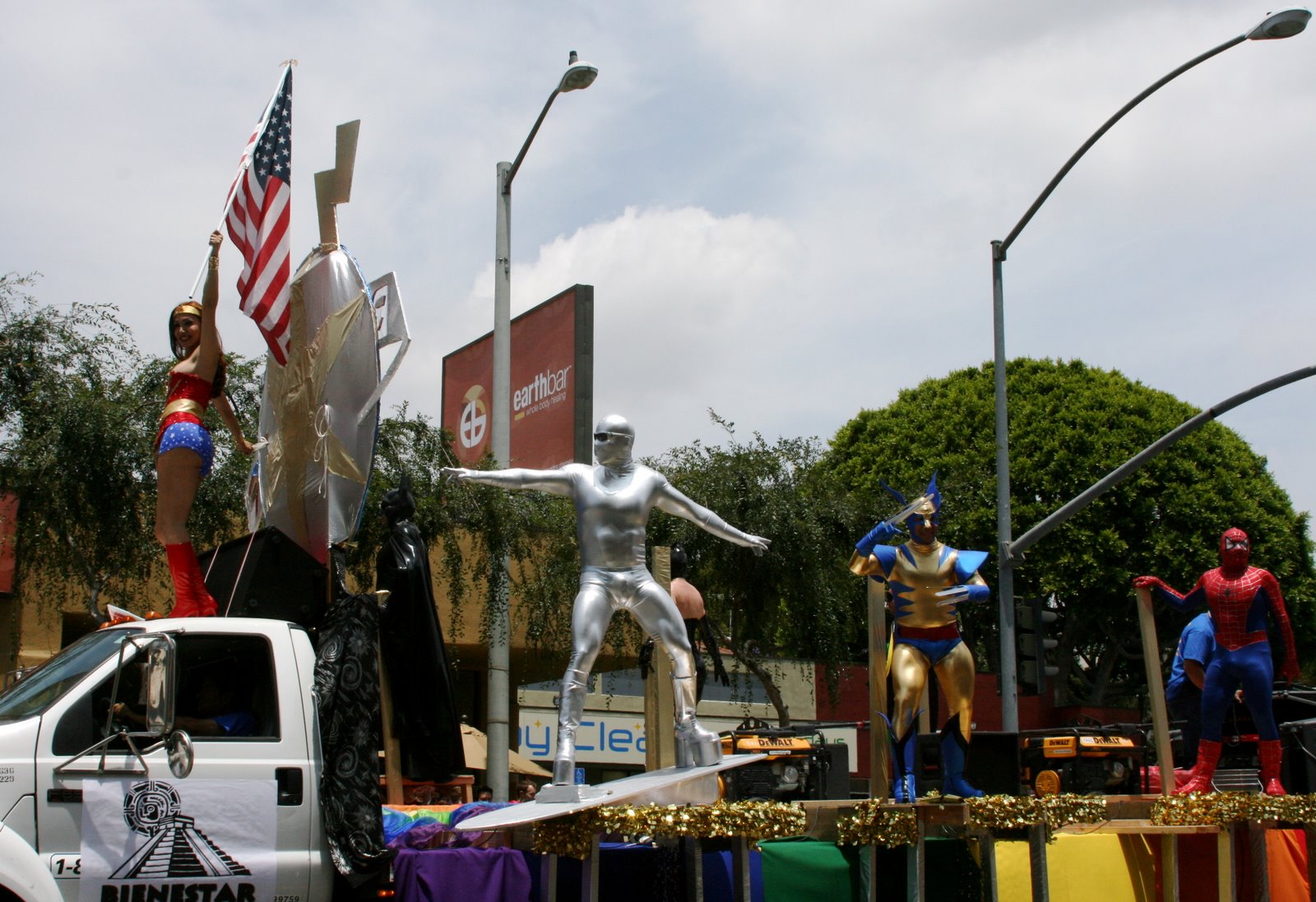 [West+Hollywood+gay+pride+parade+2009+SUPERHERO+FLOAT.JPG]