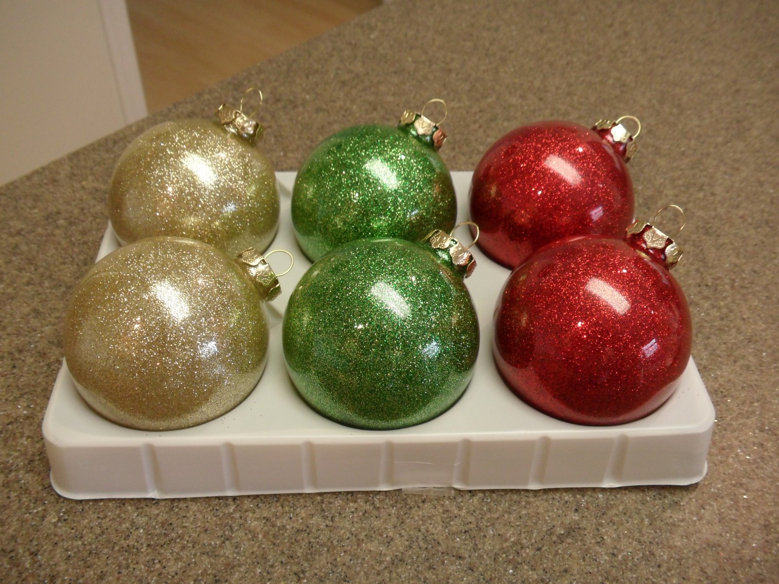 оригинальные новогодние шарики компании. пластиковые елочные игрушки. красивые елочные игрушки. санта слуб набор ёлочных шаров бордо артикул yq210305-2. шарик новогодний.