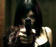 la chica del arma...