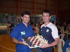 Prof. Jerry Pilati (Fco Beltrão) recebendo tabuleiro e peças para cegos, do prof Pedro Caetano(FOZ)