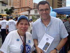 Isolda Herrera y Laureano Márquez frente a la  Parroquia María Madre del Redentor