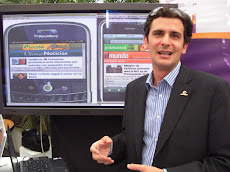 Andres Vizcarrondo mostrando la Multiplataforma IPhone y BlackBerry