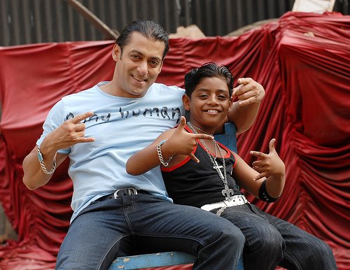 [Salman+khan's+photoshoot+with+the+slumdig+millionaire+kid+Azharuddin+(1).jpg]