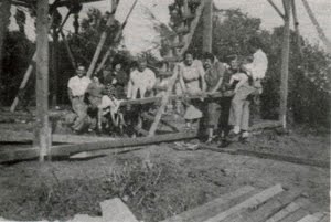 Año 1948, construyendo la primitiva Capilla de madera de Monte Carmelo.