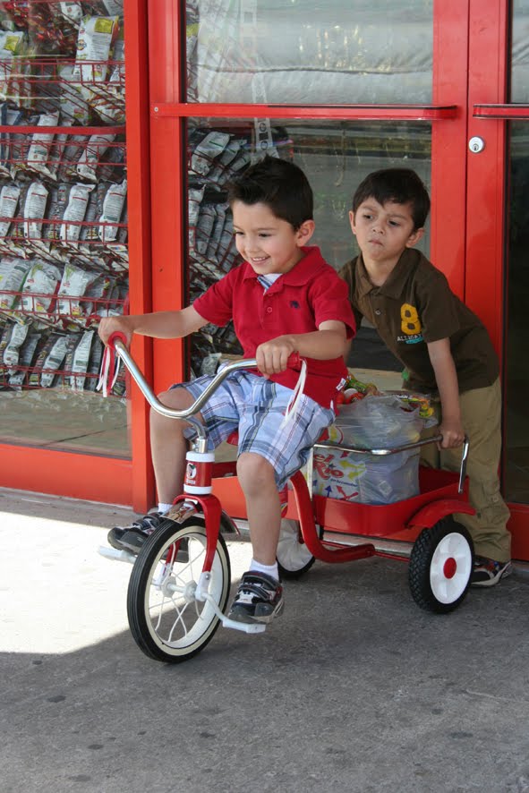 niño del triciclo los increibles