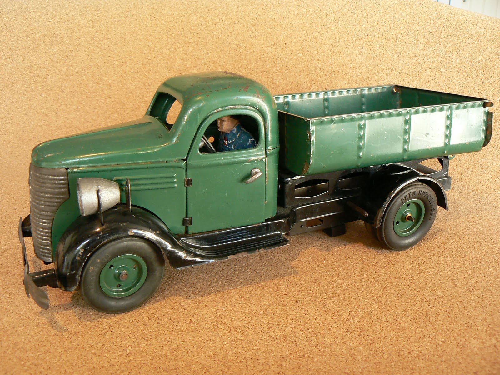 JOUSTRA CAMION BENNE BASCULANTE TÔLE Lg 35 cm 1960 BEL ÉTAT SANS MOTEUR REF475