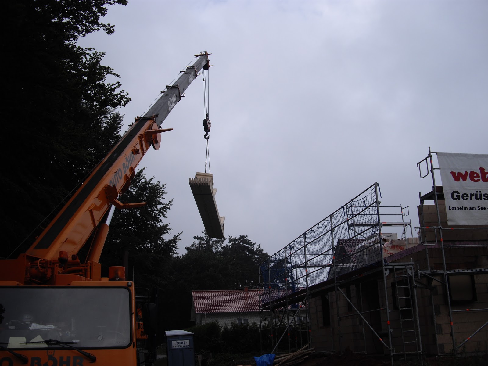 Bautagebuch - EcoStar3: Anlieferung Dachgebälk + Richten des Daches