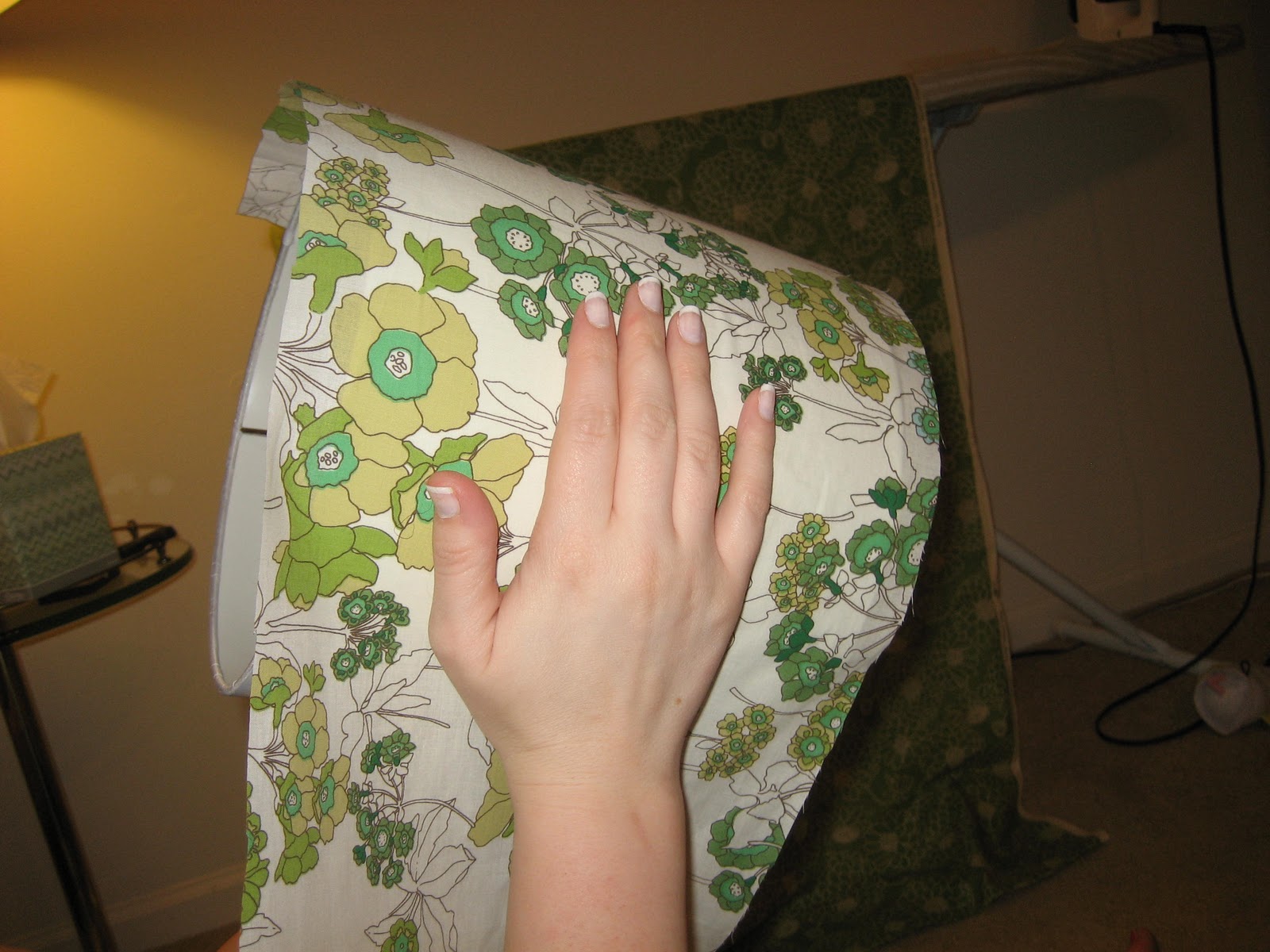 31 diy Tutorial How to recover a lampshade with fabric