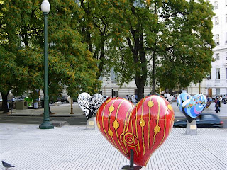 Esculturas con corazones en las calles