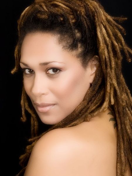 450px-Woman_with_dreadlocks.jpg