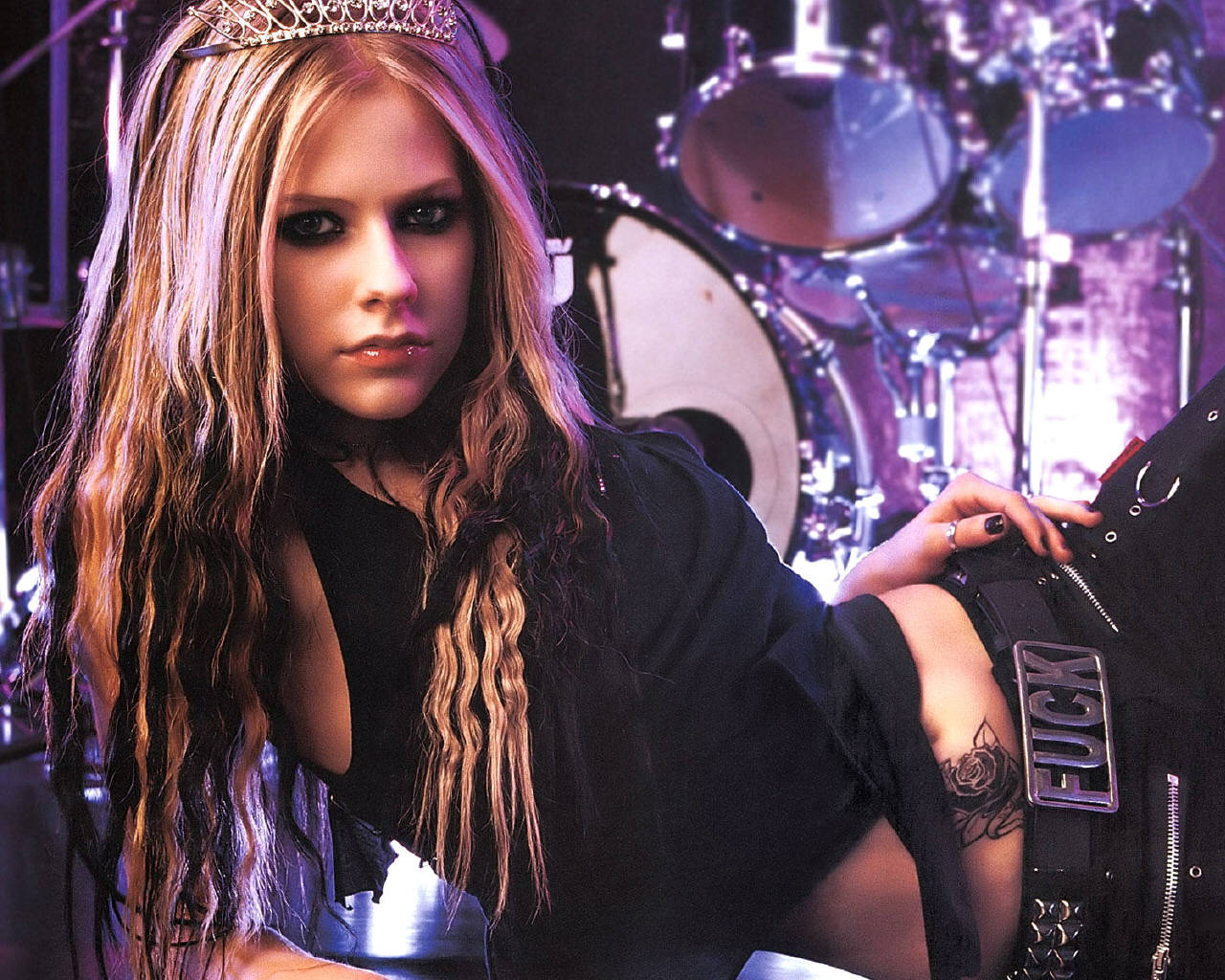 [avril461280x1024.jpg]