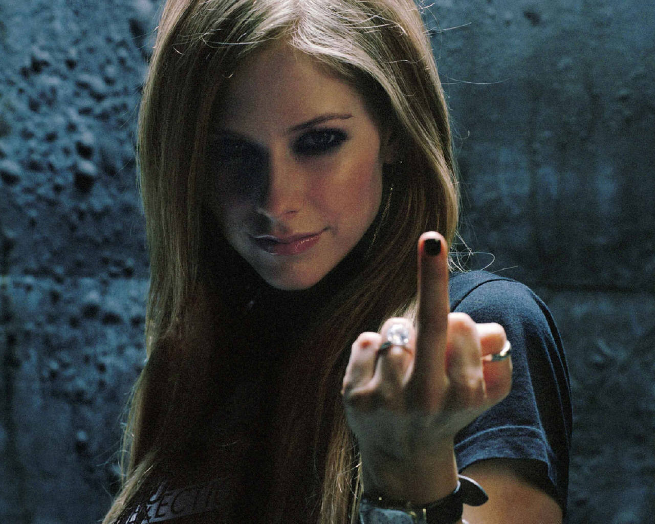 [avril501280x1024.jpg]