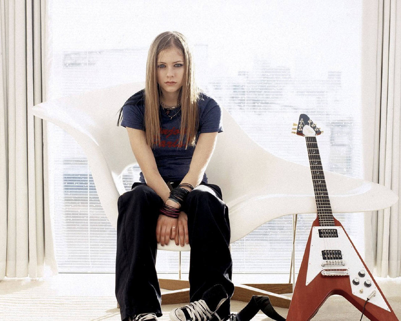 [avril651280x1024.jpg]