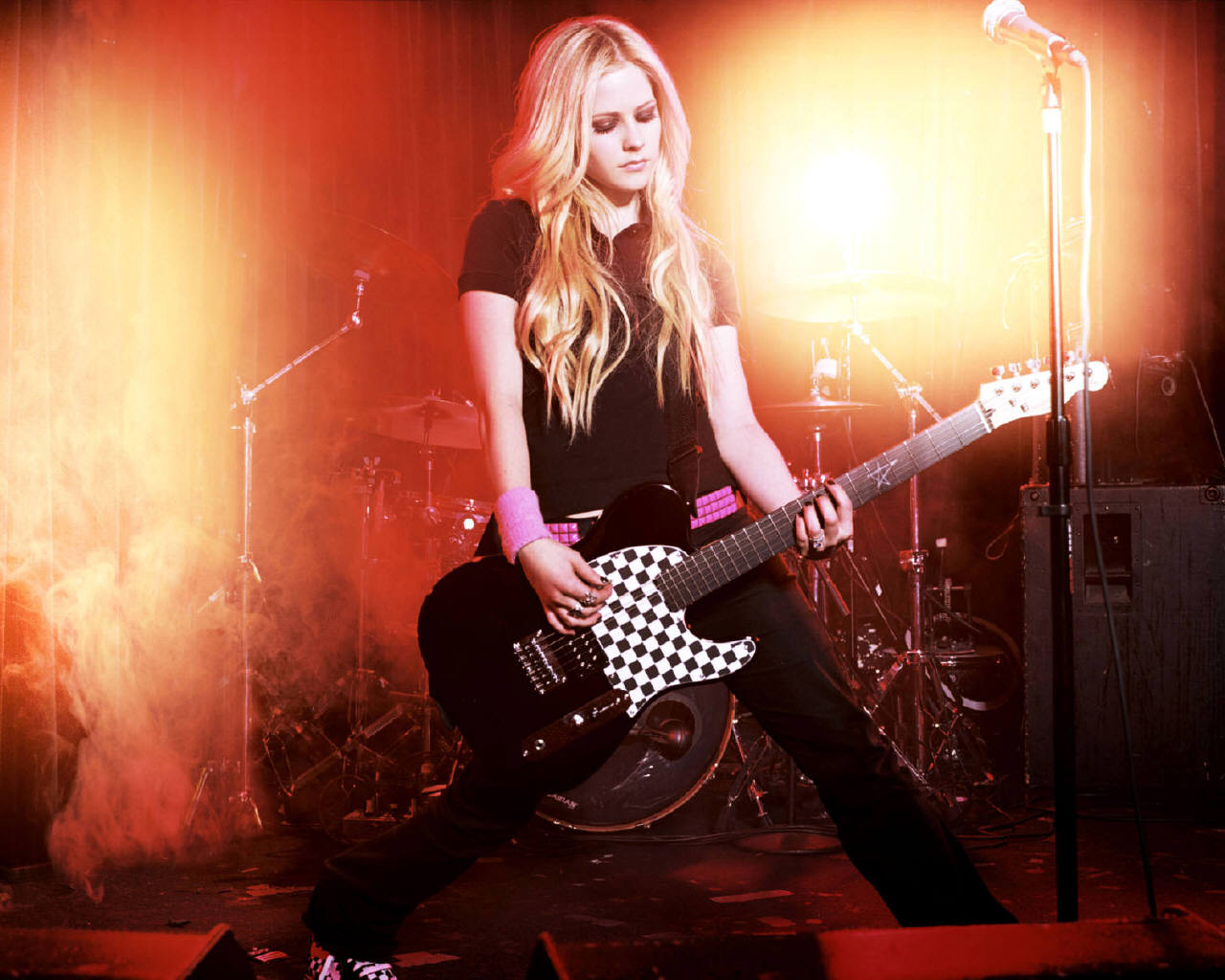 [avril2091280x1024.jpg]