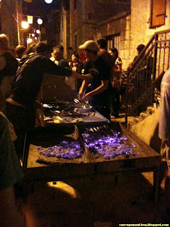 C'est la fête dans le quartier de Radunica, où se situait l'appartement. Chez nous, c'est les merguez, à Split, ce sont les sardines grillées
