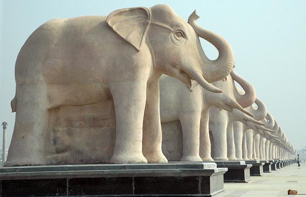 [elephant-statues_1249165i.jpg]