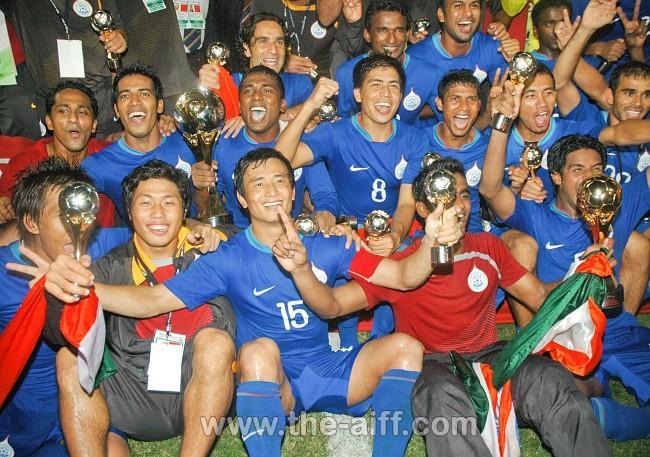 [Indian_Football_Team_with_Nehru_Cup_2009.jpg]