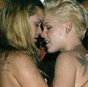 Britney Spears Lesbian Porn - LESPLANET: Lesbians are fashionable...