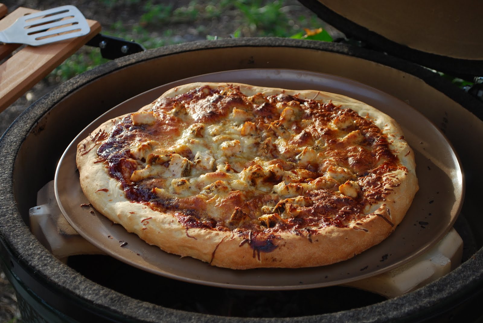 Lee's Big Green Egg Journal BBQ Chicken Pizza Yum