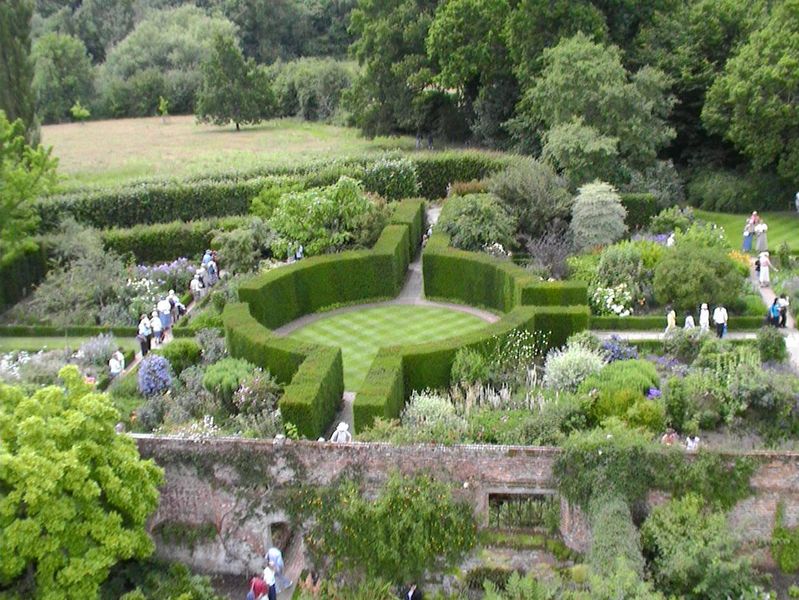 [799px-Sissinghurst123.jpg]