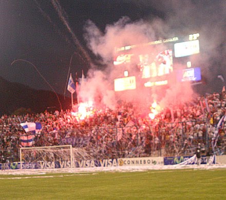 Historia Barra Los Cruzados Los cruzados v/s Garra Blanca