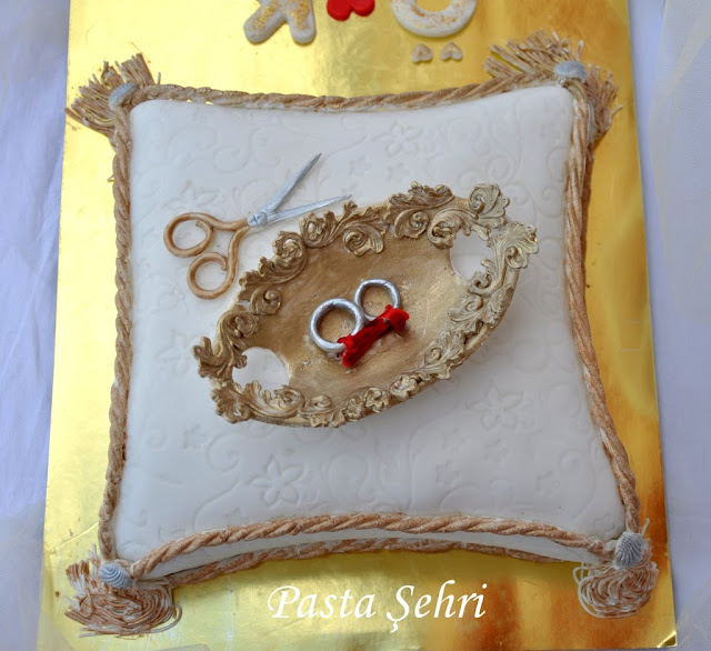 Pasta Sehri: Yastık Şeklinde Nişan Pastası - Pillow Cake