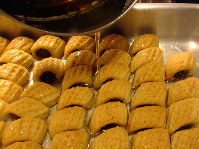 libyan food: Date Filled Semolina Cookies: Magroodh مقروض ليبي