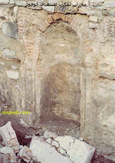 reruntuhan mihrab tempat Rasulullah saw biasa melakukan shalat.