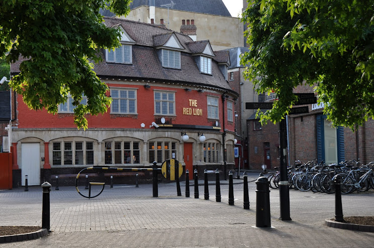 The Red Lion off Gloucester Green