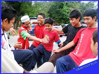 Remaja berdoa di masjid
