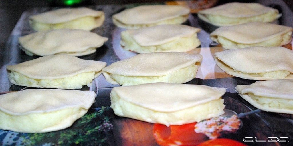 что можно приготовить из остатков теста для пельменей. тесто для вареников. что сделать из оставшегося теста для пельменей. тесто с зеленью. бантики из остатков пельменного теста.