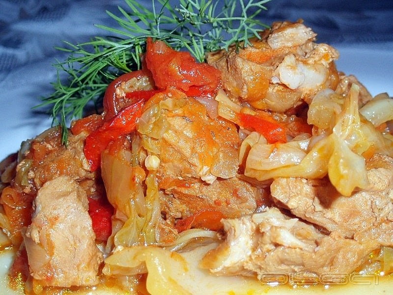 Свинина в собственном соку рецепт. Свинина тушеная с овощами. морковь тушеная с овощами. свинина с морковью и луком. свинина тушеная с морковью.