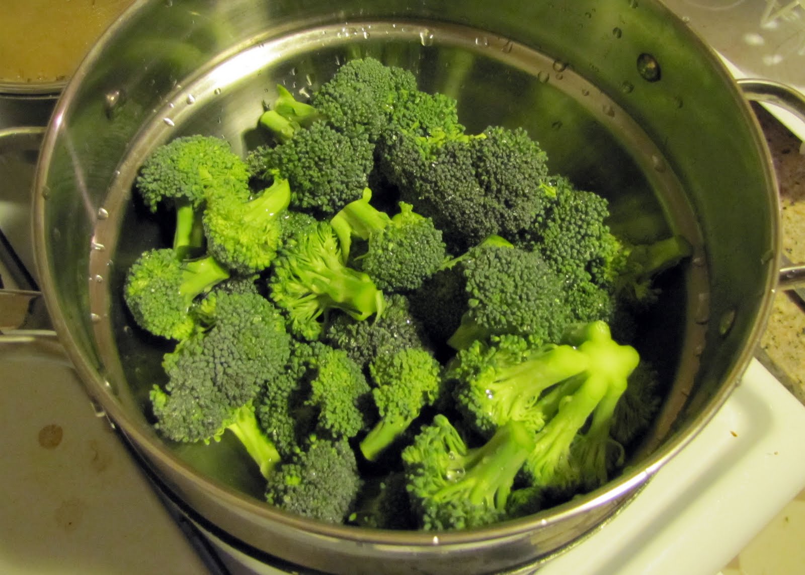 [broccoli+ready+to+steam.jpg]