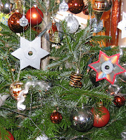 ausgeschnittene CDs als Weihnachtsbaumschmuck, bildquelle: www.pixelio.de