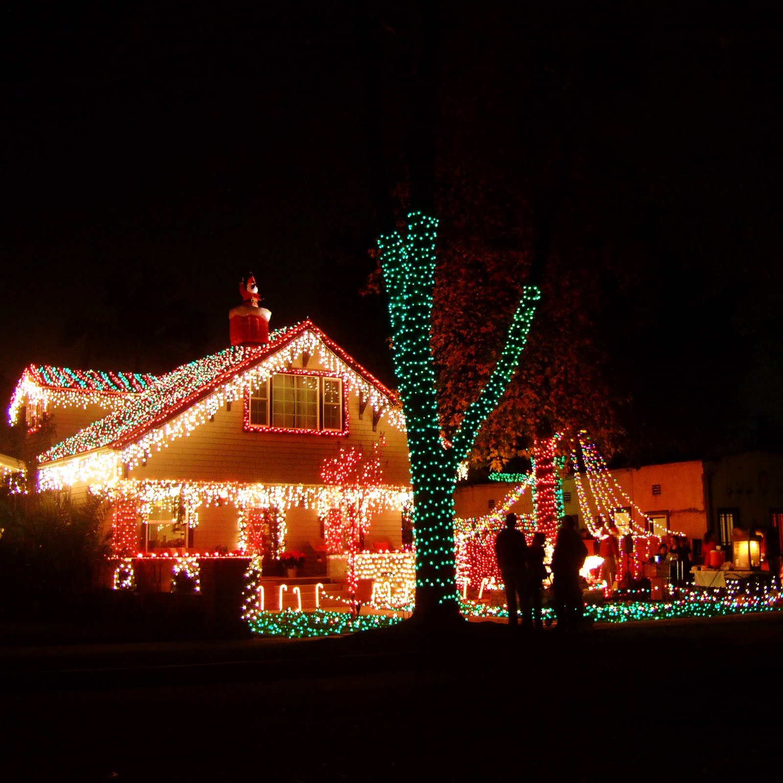 [most+festive+house+in+South+Pas+2009.jpg]