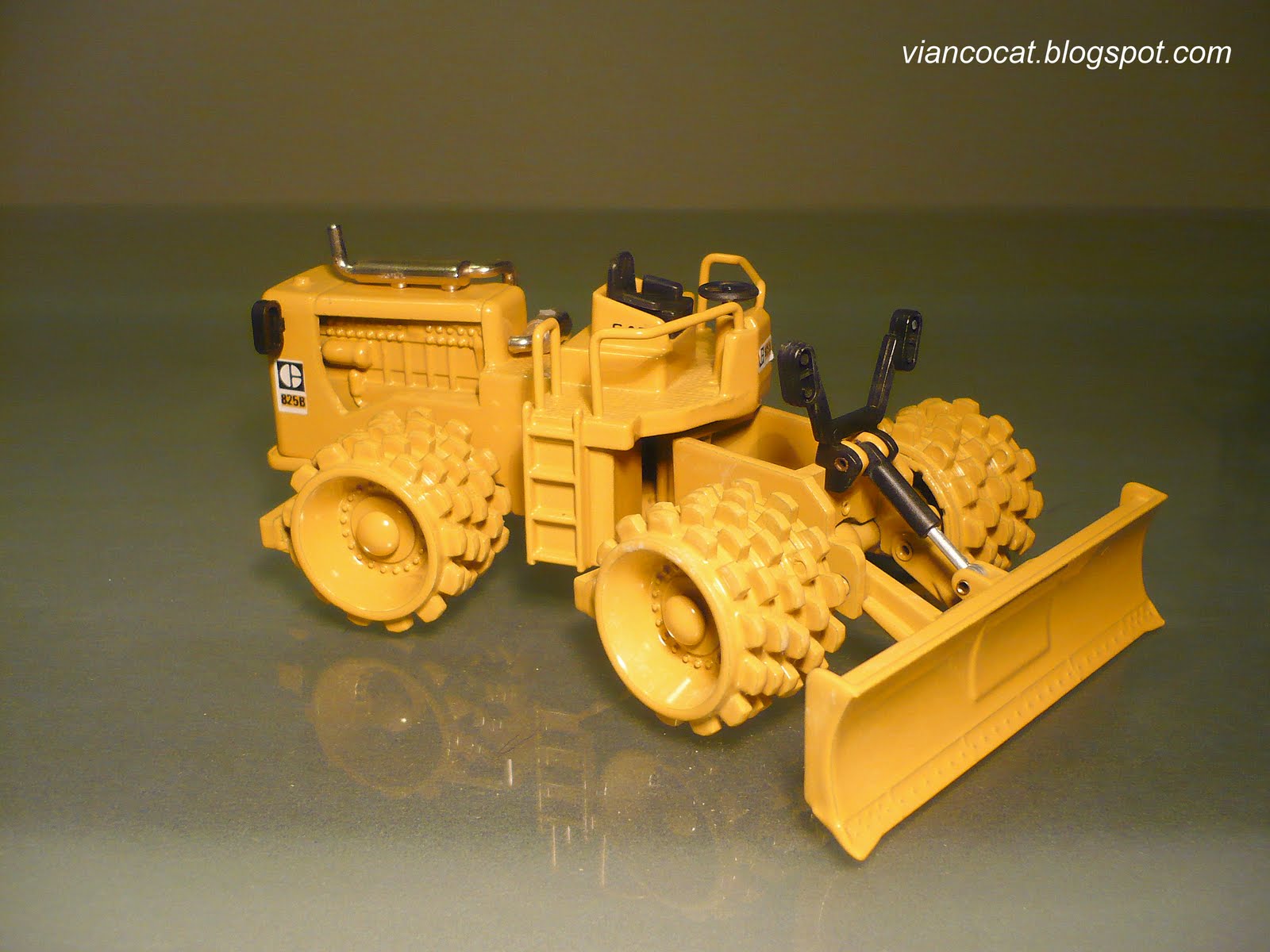 Miniature NZG CATERPILLAR 825B – 1/50, Engin Chantier Métal, Allemagne