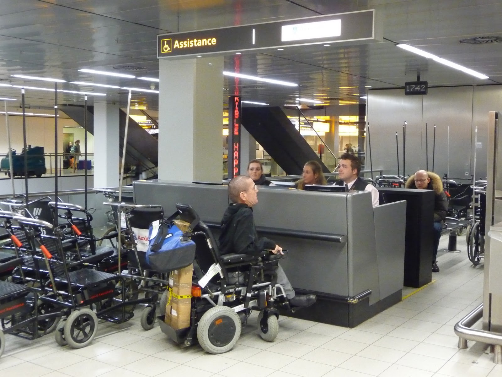 Elektrische Perronlift In Bouwtrap Voor Gehandicapten Met Een Rolstoelbord Op De Oude Straat Lift Hefmechanisme Oudere Medisch 254299200